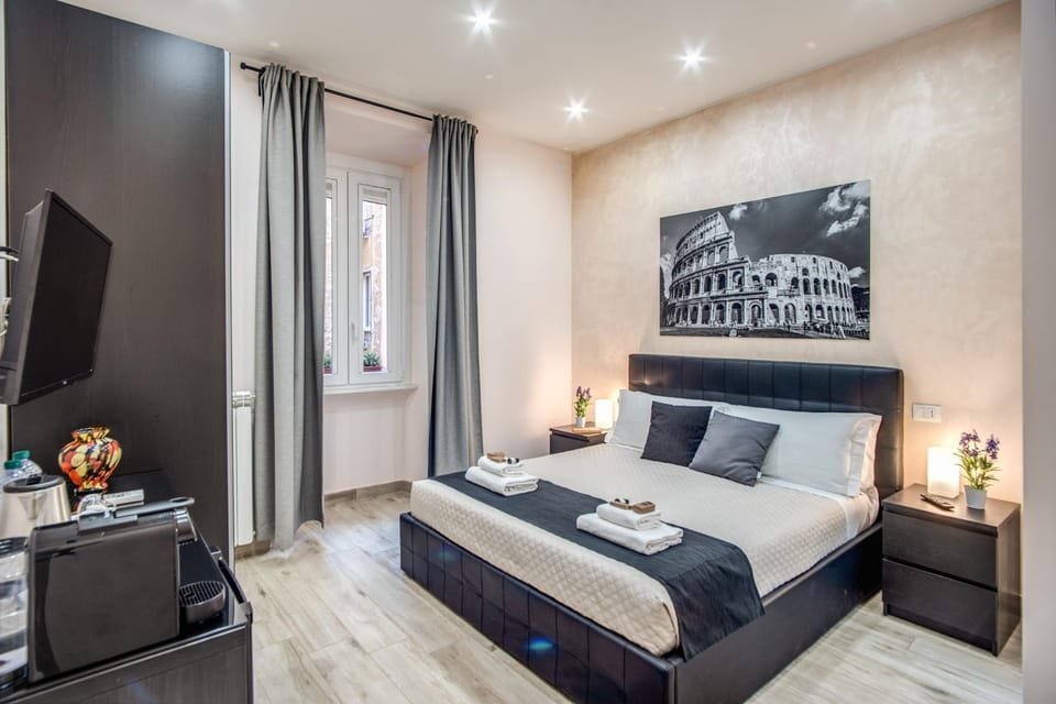 Bed, TV and multimedia, Photo of the whole room, Bedroom