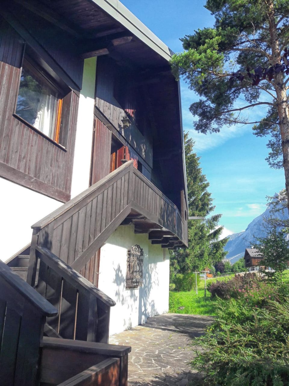 Property building, Natural landscape, Balcony/Terrace, Garden view, Mountain view