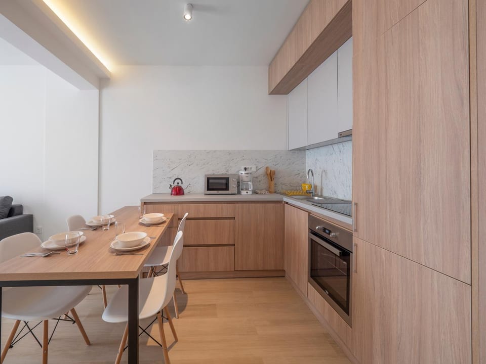 Kitchen or kitchenette, Dining area