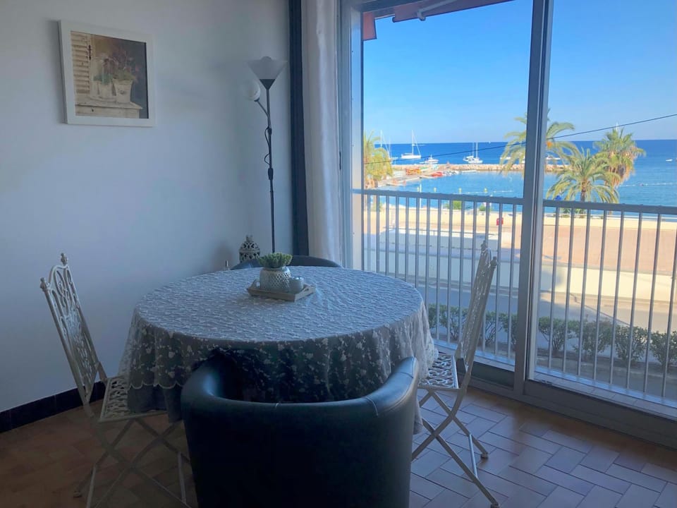 Living room, Dining area, City view, Sea view