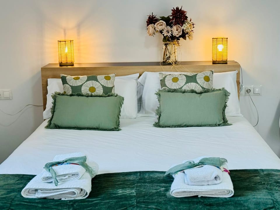 Bed, Photo of the whole room, Bedroom, towels