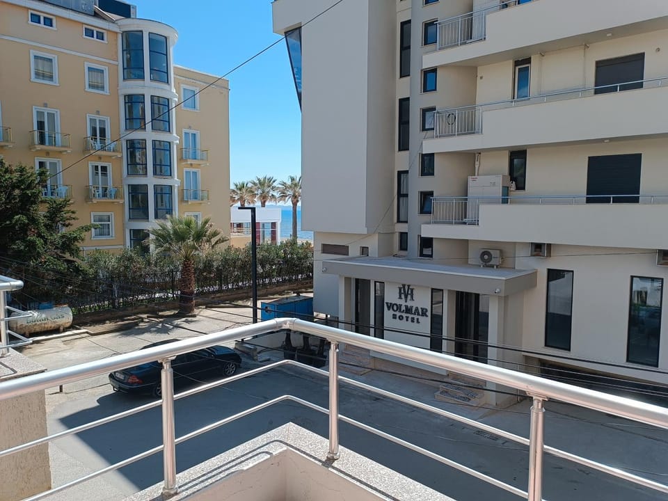 Neighbourhood, Balcony/Terrace, Street view, Location