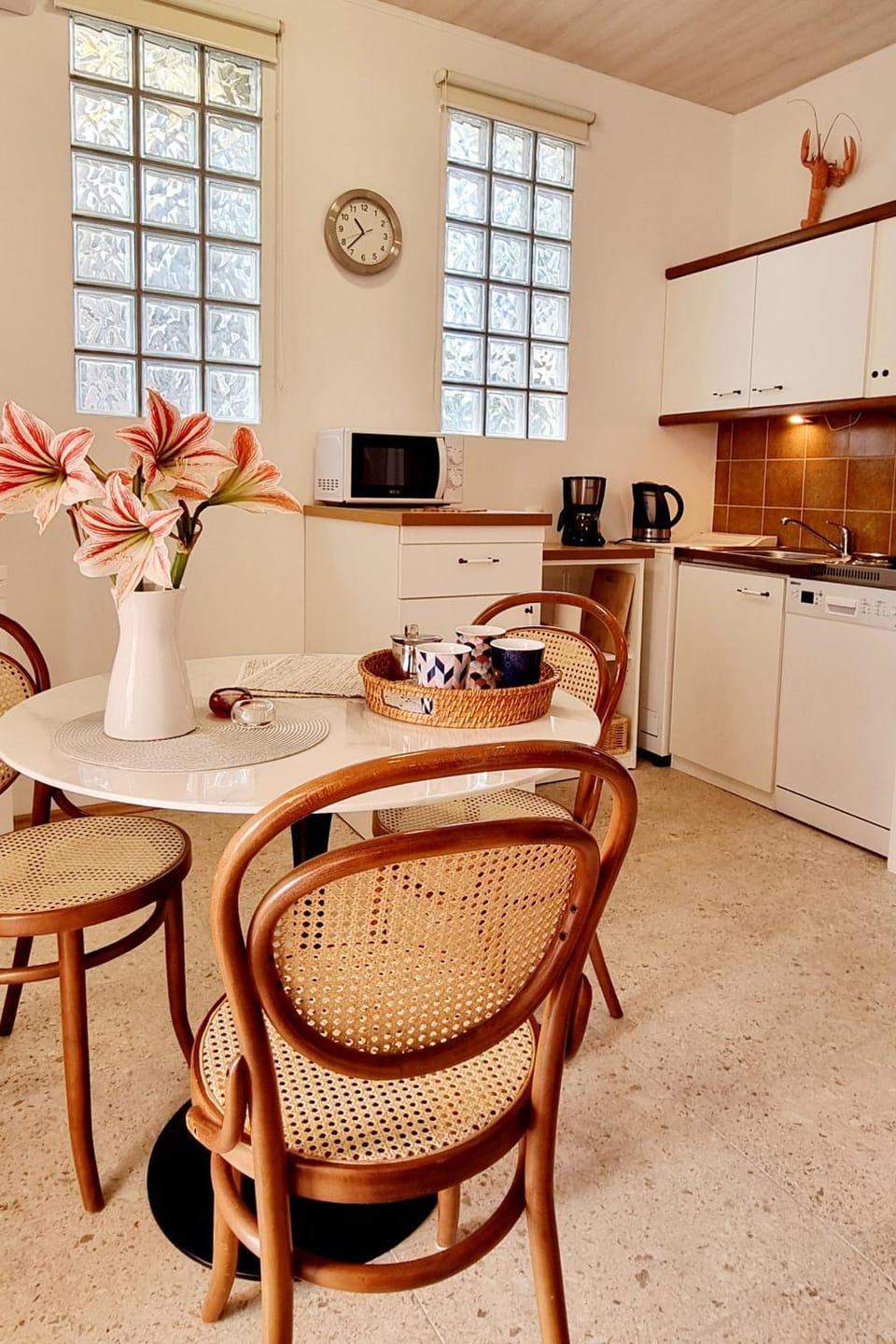 Kitchen or kitchenette, Seating area, Dining area