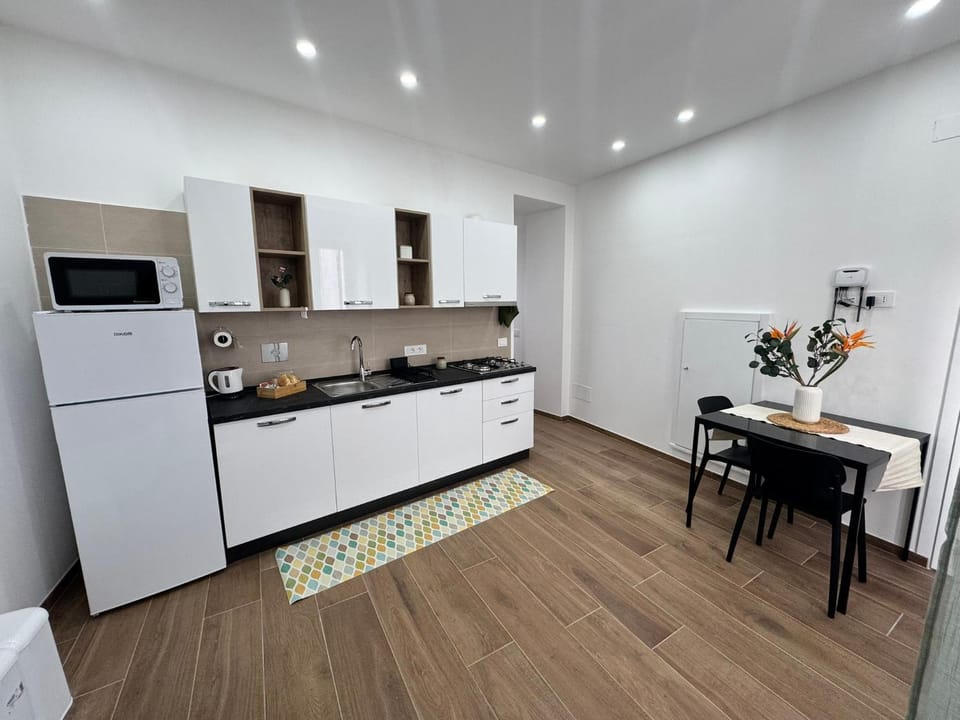 Kitchen or kitchenette, Dining area, dishwasher, stove