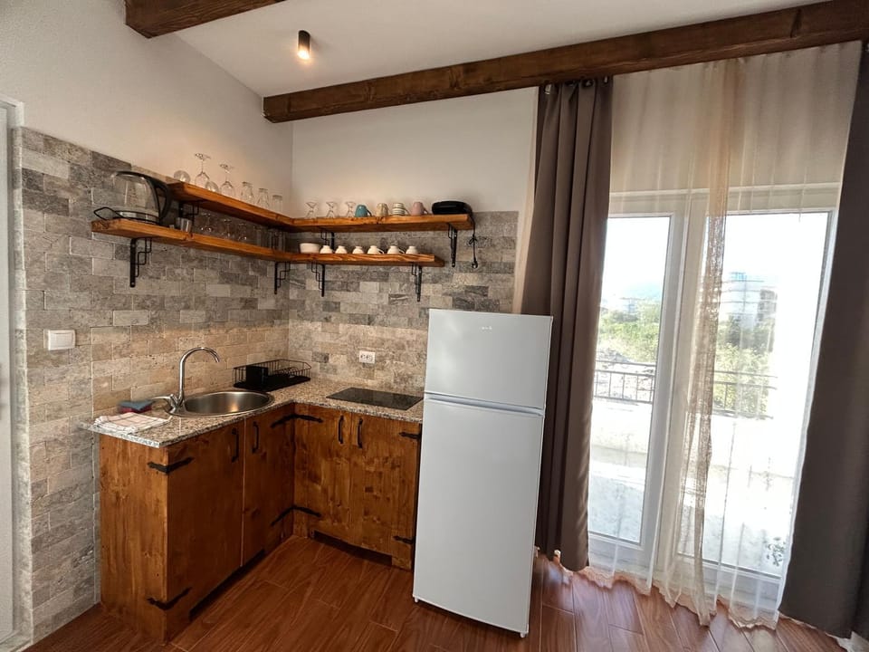 Kitchen or kitchenette, oven