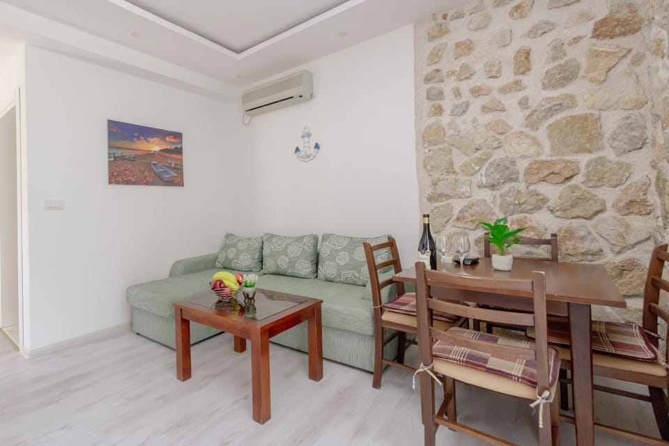Living room, Seating area, Dining area, air conditioner