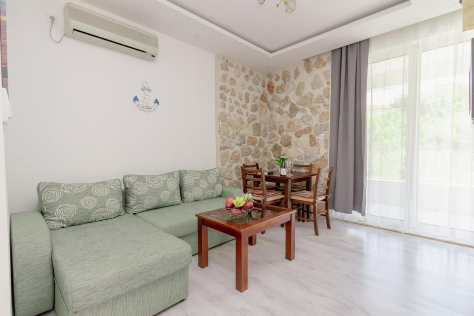 Living room, Seating area, Dining area, air conditioner