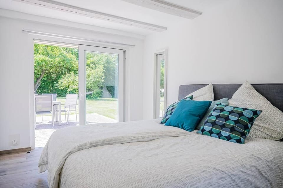 Bed, Photo of the whole room, Bedroom, Garden view