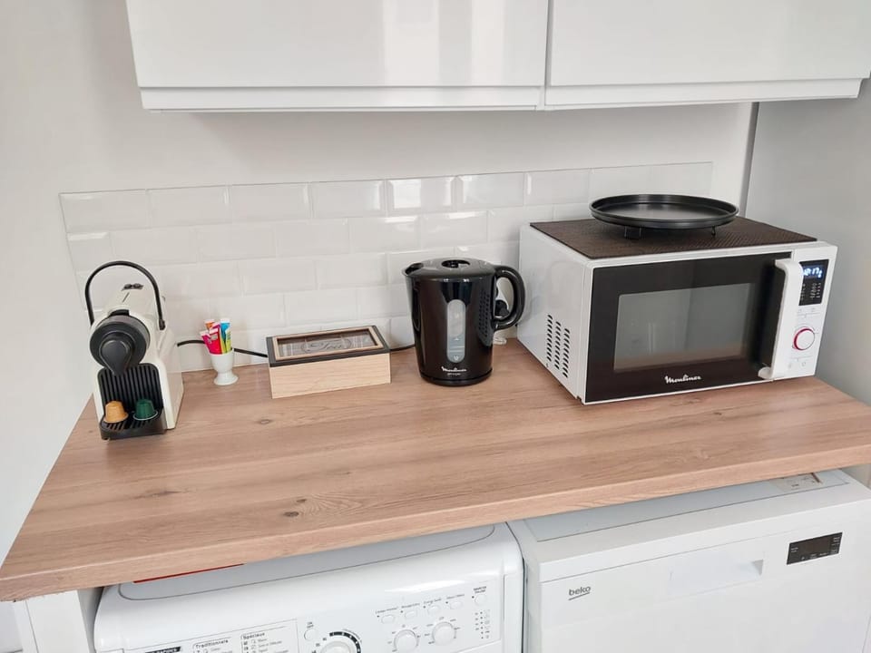 Coffee/tea facilities, minibar, kitchen