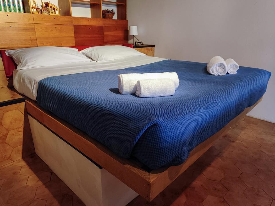Bed, Photo of the whole room, Bedroom, towels