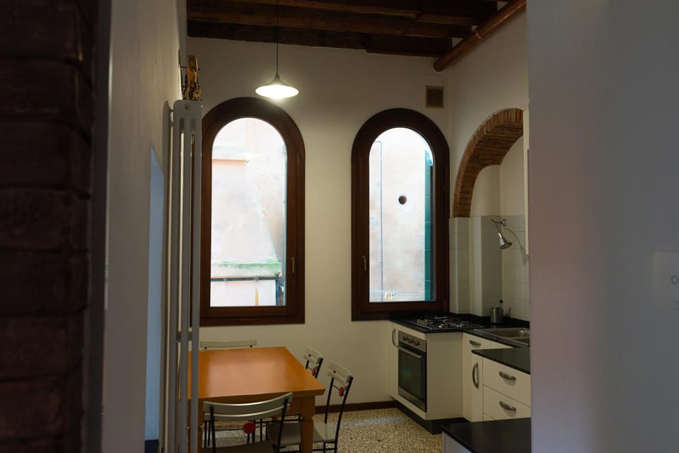 Kitchen or kitchenette, Dining area, pet friendly, stove, kitchen
