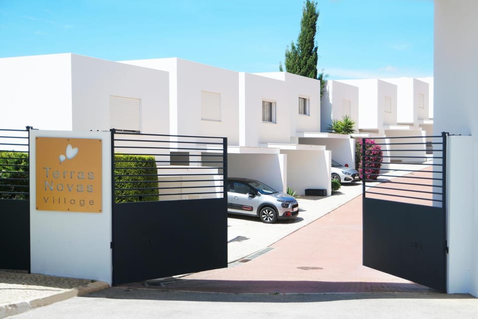 Property building, Facade/entrance, Property logo or sign