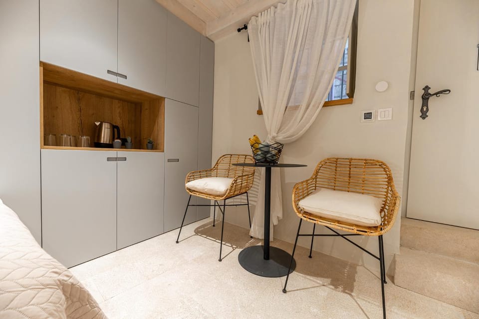 Seating area, Dining area