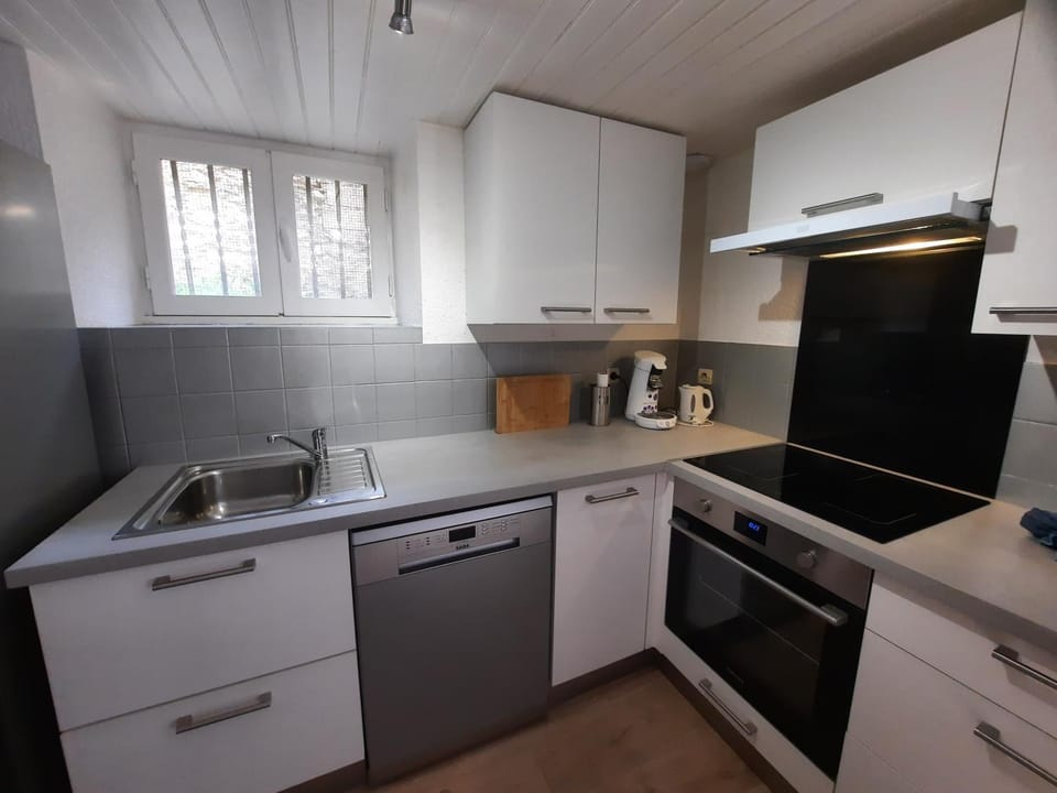 Coffee/tea facilities, dishwasher, oven, stove, toaster