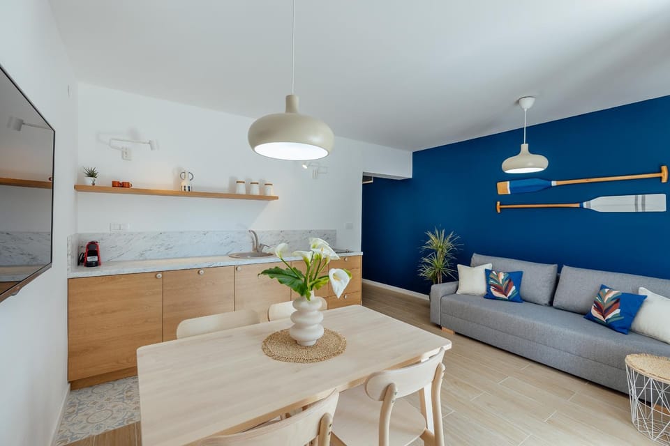 Kitchen or kitchenette, Living room, Seating area, Dining area