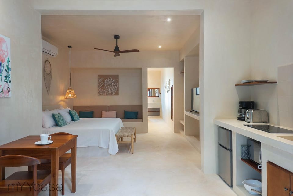 Bed, TV and multimedia, Kitchen or kitchenette, Photo of the whole room, Seating area, Dining area, Bedroom, oven