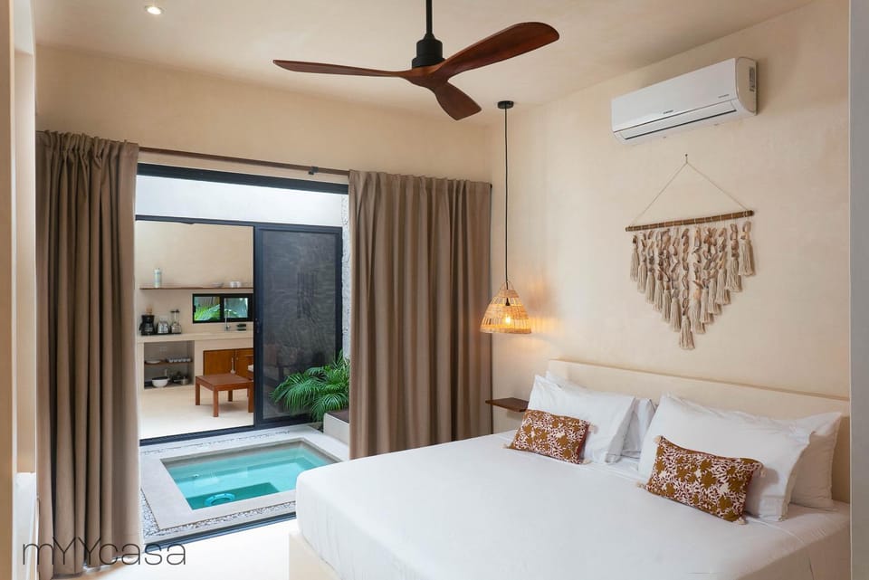 Bed, TV and multimedia, Photo of the whole room, Bedroom, Pool view, Swimming pool, air conditioner