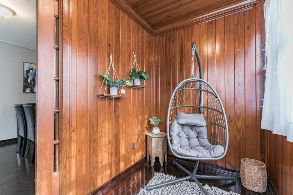 Comfy pet friendly home in Jacksonville mins to downtown’s Bed and Breakfast in Jacksonville