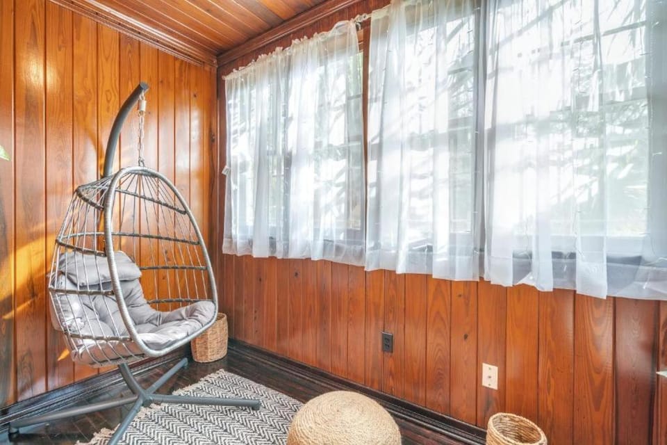 Comfy pet friendly home in Jacksonville mins to downtown’s Bed and Breakfast in Jacksonville