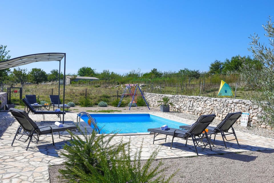 Property building, Day, Pool view, Swimming pool, sunbed