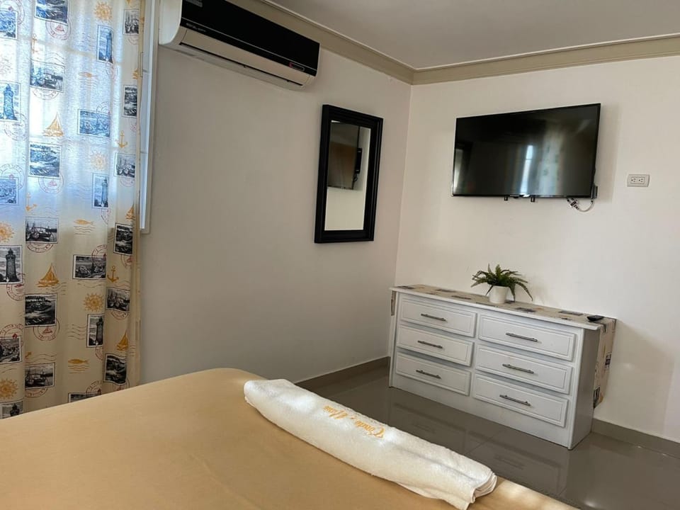 TV and multimedia, Photo of the whole room, Bedroom