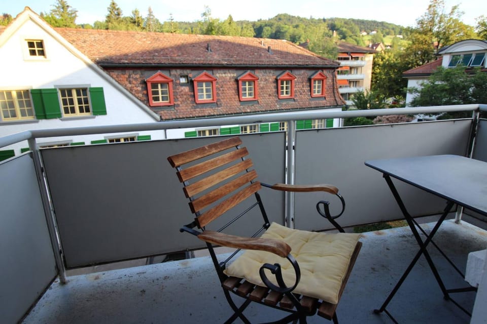 Casa Schilling- 2,5 rooms with balcony near hospital, university Apartment in St. Gallen