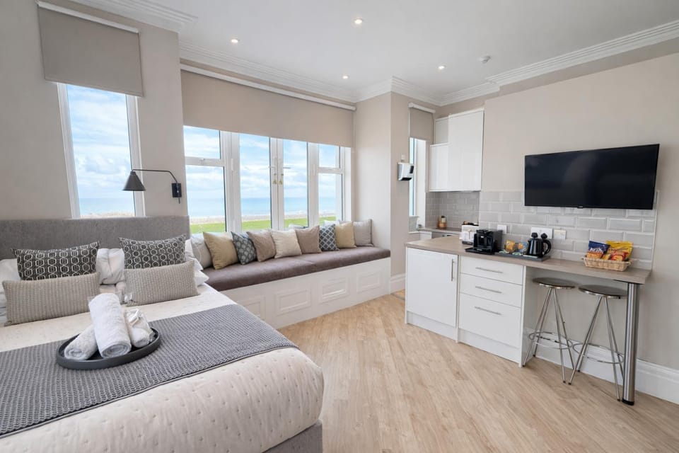 TV and multimedia, Coffee/tea facilities, Kitchen or kitchenette, Seating area, Dining area, toaster