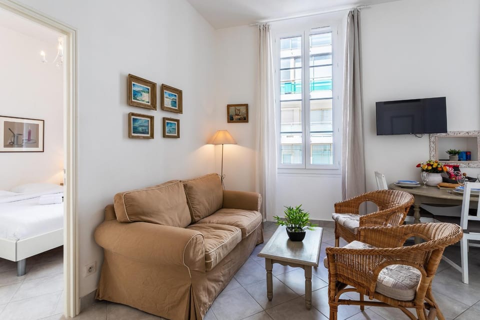 Freres PradignacLAT1101 Apartment in Cannes