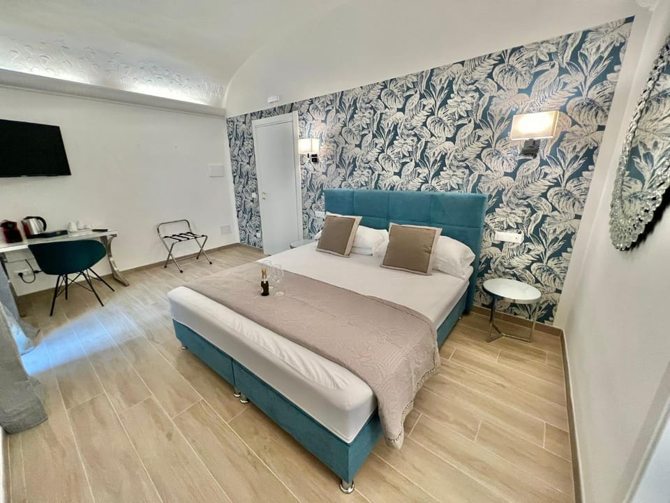 Photo of the whole room, Bedroom, safe, wardrobe, air conditioner