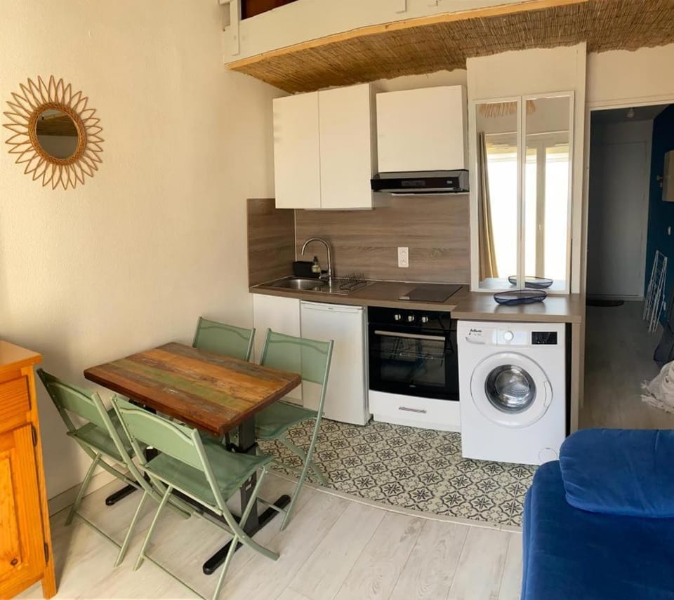 Kitchen or kitchenette, Dining area, oven, stove, toaster, washing machine