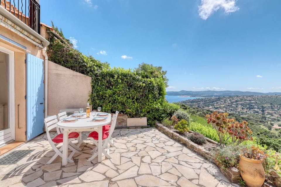 Exceptional view in Saint-Clair for 4 people Apartment in Le Lavandou