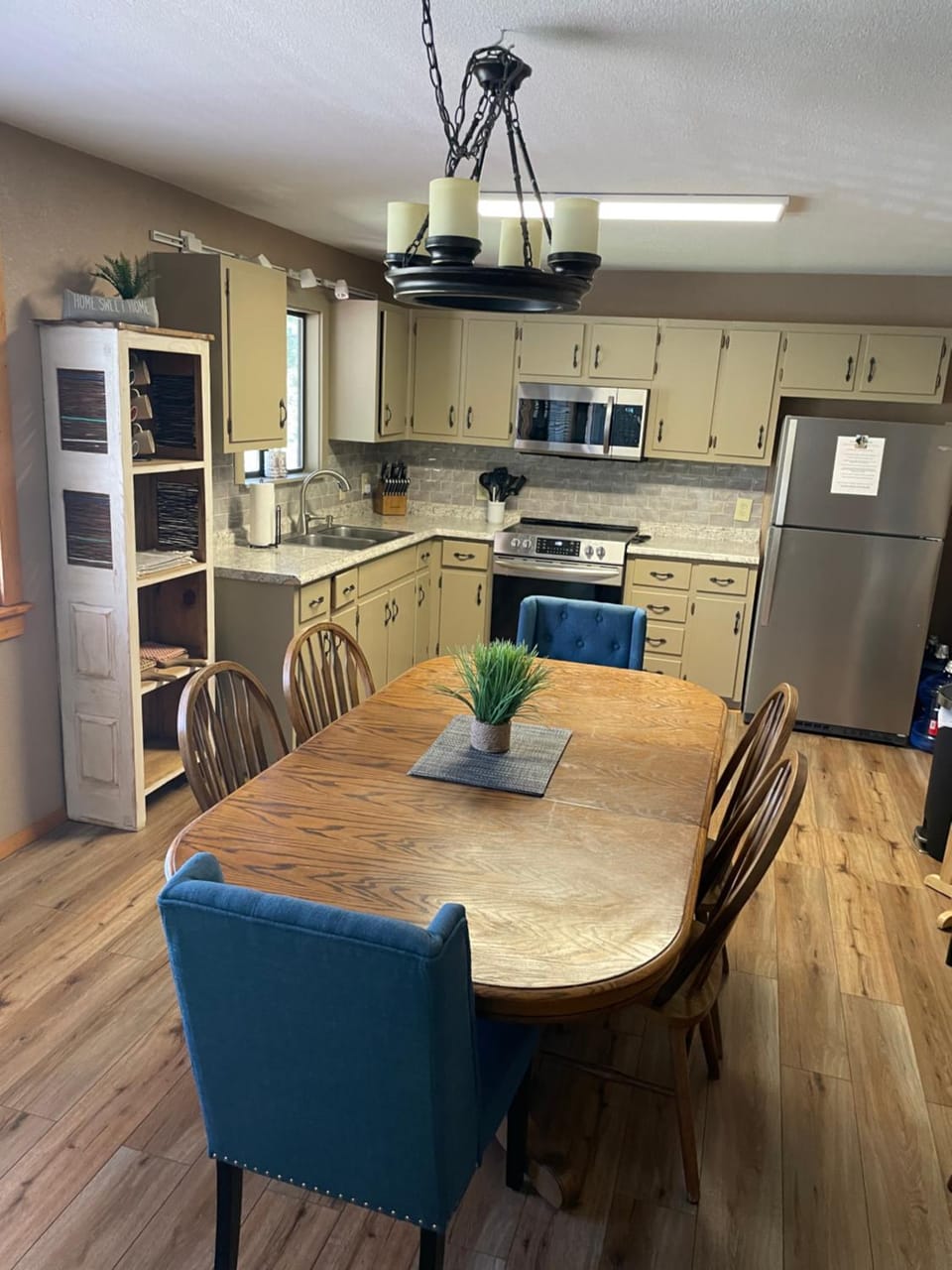 Dining area, oven, stove