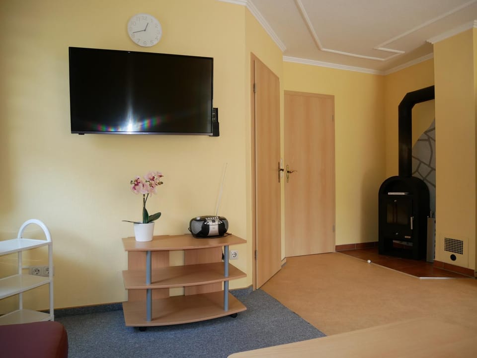 TV and multimedia, Living room, Photo of the whole room, Seating area, fireplace