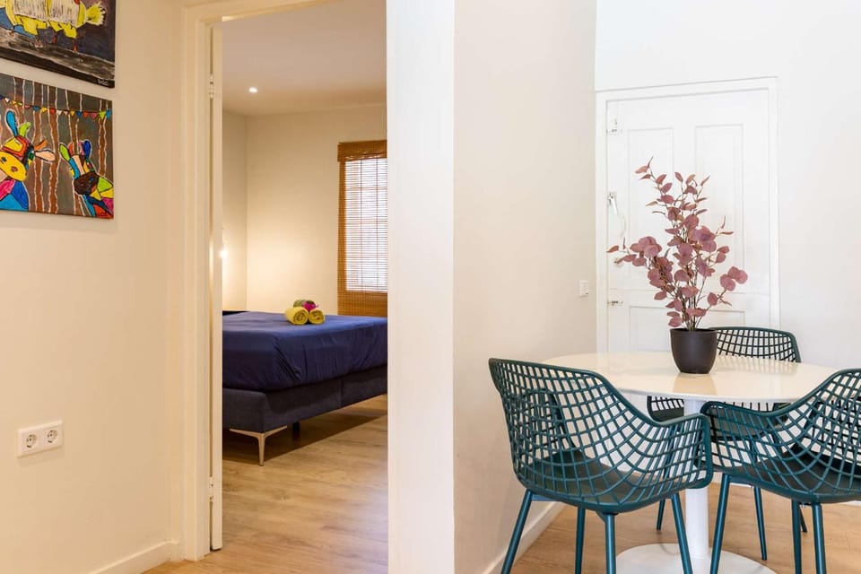 Bed, Seating area, Dining area, Bedroom, Breakfast
