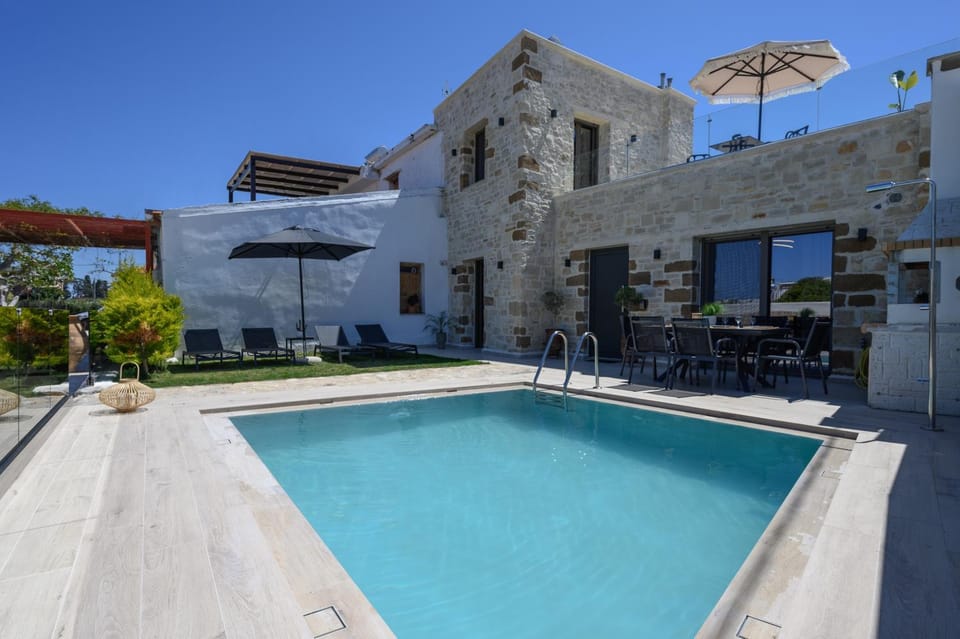 Property building, Patio, Day, Swimming pool, sunbed