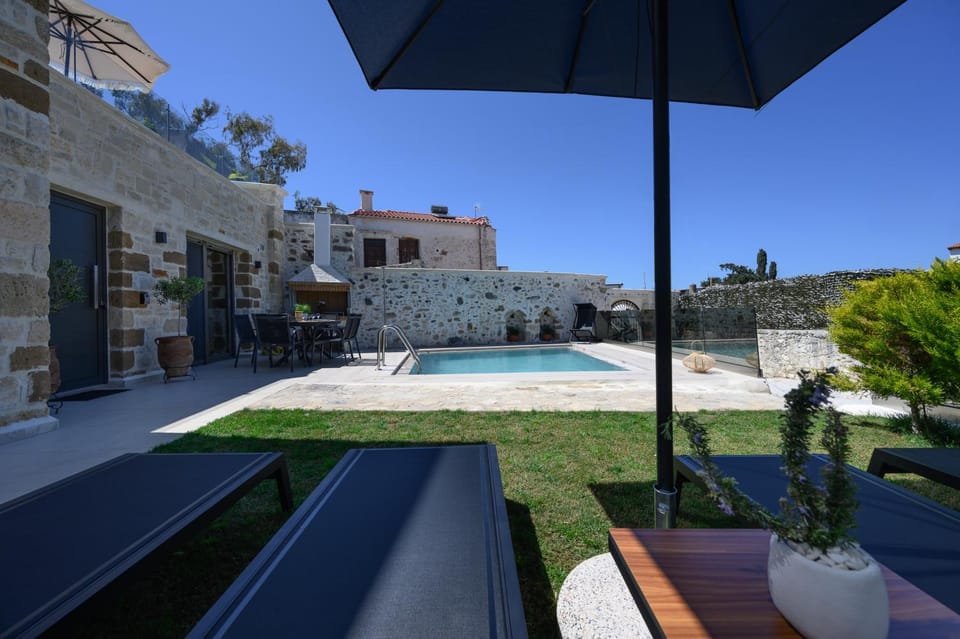 Property building, Patio, Day, Garden, Garden view, Pool view, Swimming pool, sunbed