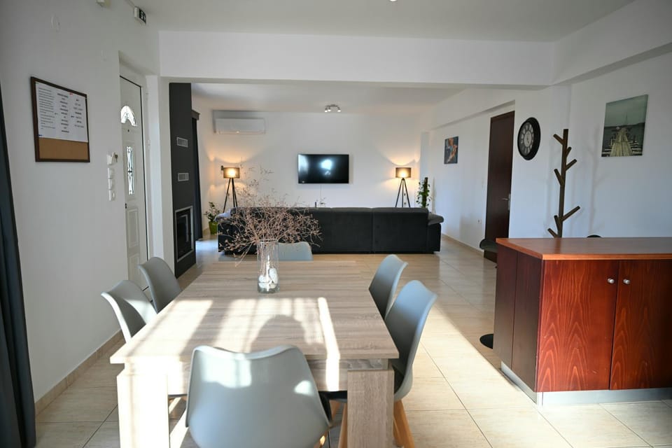 TV and multimedia, Living room, Seating area, Dining area