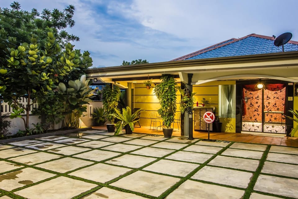 Property building, Facade/entrance, Garden, View (from property/room), Garden view