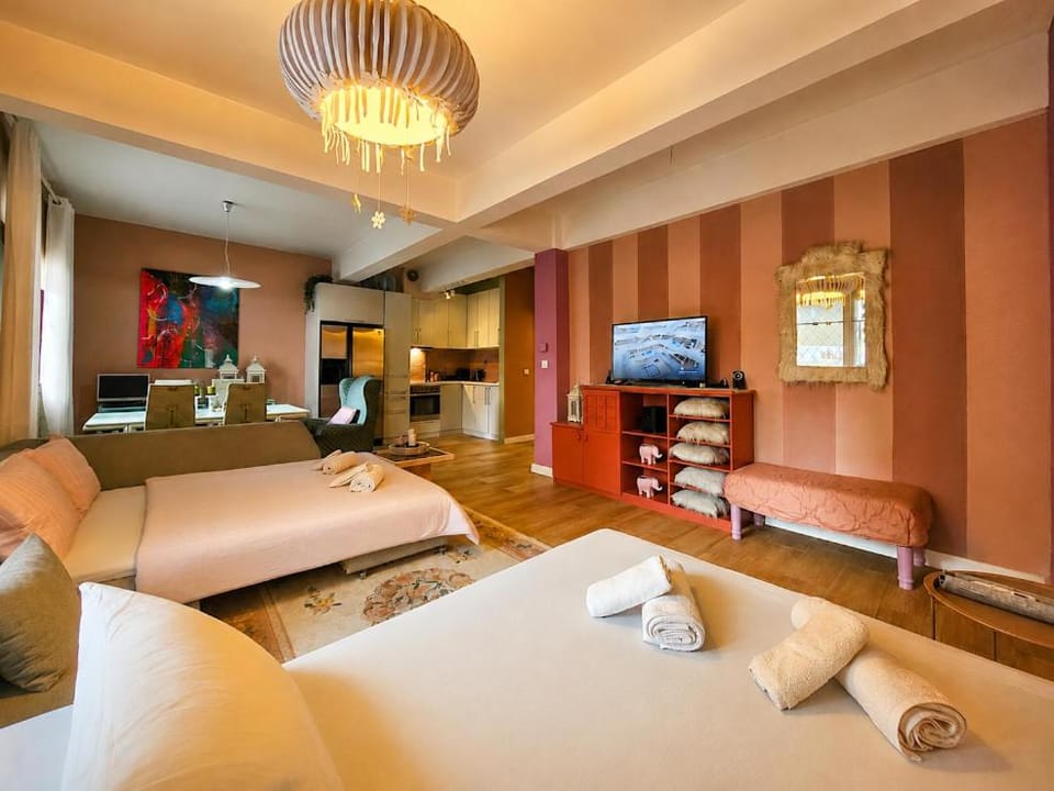 TV and multimedia, Seating area, Dining area, kitchen