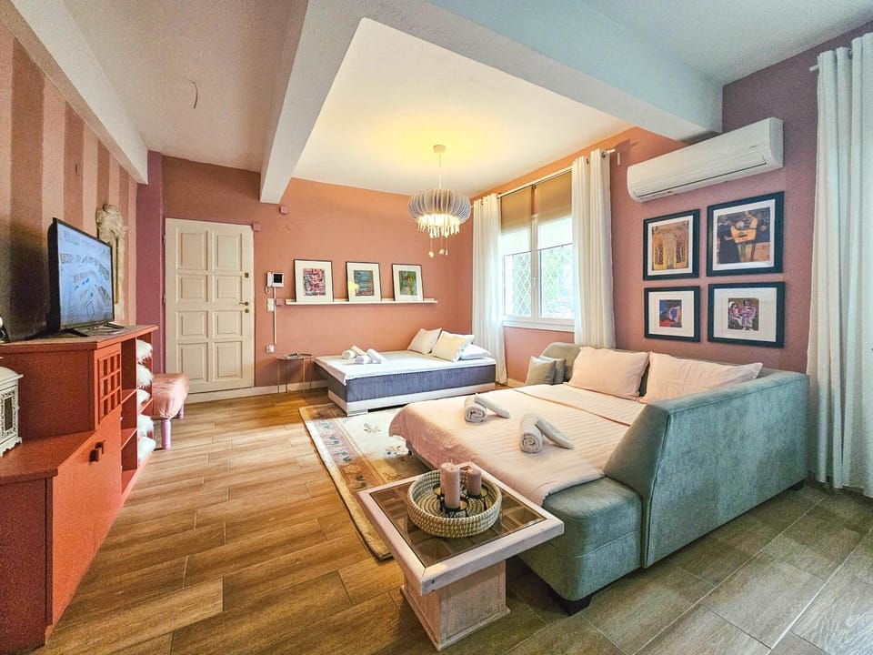 Communal lounge/ TV room, Bed, TV and multimedia, Living room, Photo of the whole room, Seating area, Dining area, Evening entertainment, Bedroom