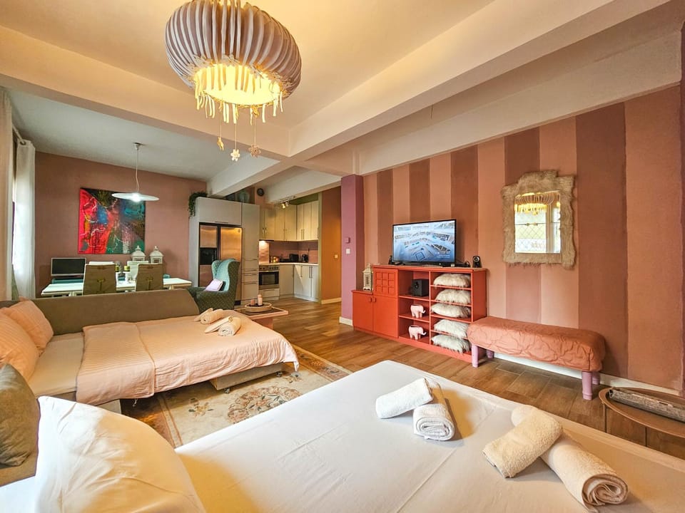 Communal lounge/ TV room, Bed, TV and multimedia, Kitchen or kitchenette, Living room, Seating area, Evening entertainment, Bedroom