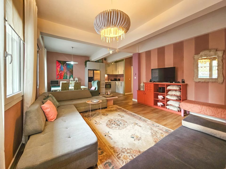 Communal lounge/ TV room, TV and multimedia, Kitchen or kitchenette, Living room, Seating area, Evening entertainment