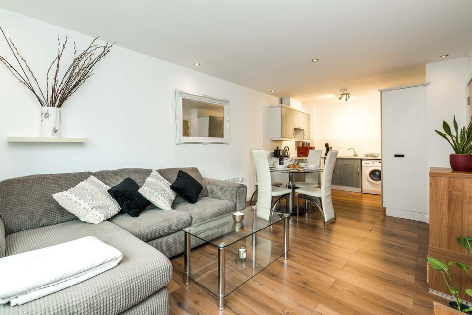 Direct Tube Links to Central London , Walk to Station one bedroom flat in Greater London, ID required Apartment in London Borough of Ealing