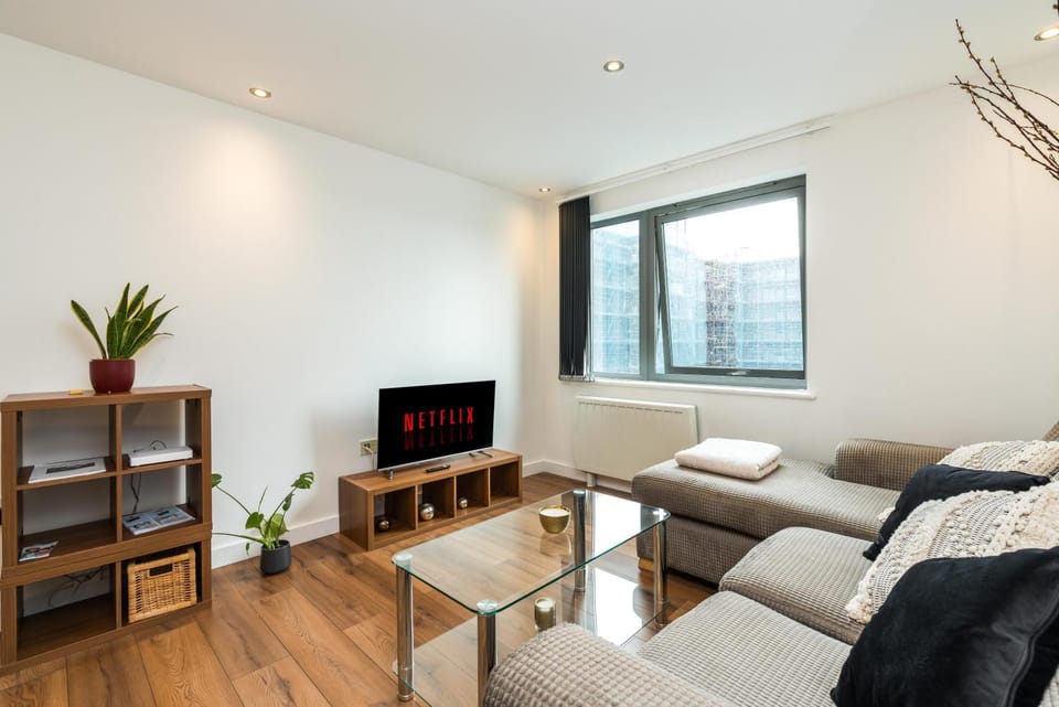 Direct Tube Links to Central London , Walk to Station one bedroom flat in Greater London, ID required Apartment in London Borough of Ealing