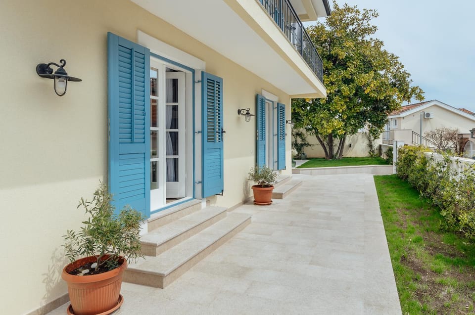 Property building, Patio, Facade/entrance