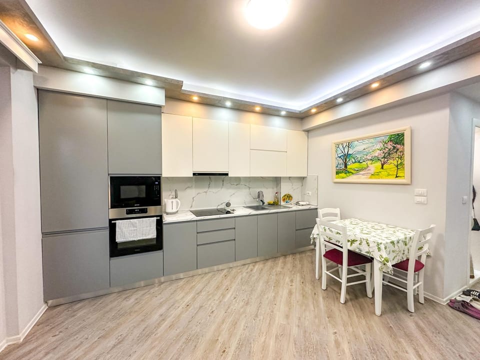 Kitchen or kitchenette, Dining area, oven, stove