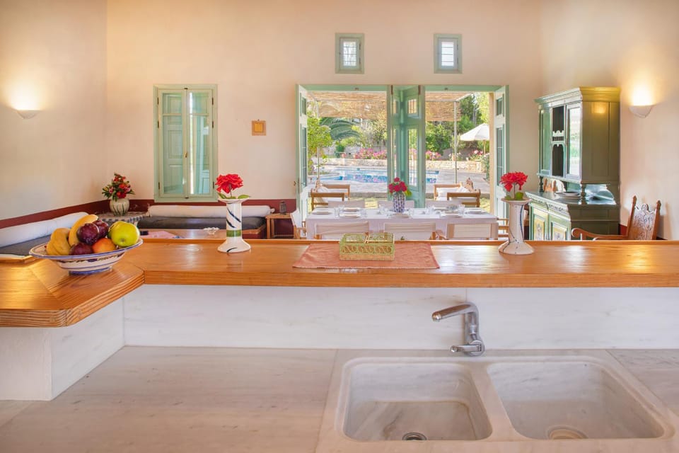 Kitchen or kitchenette, Food and drinks, Dining area, Food