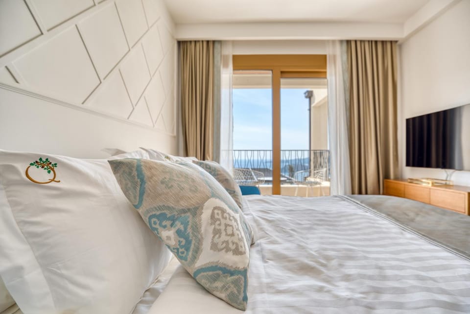 Bed, Bedroom, Sea view