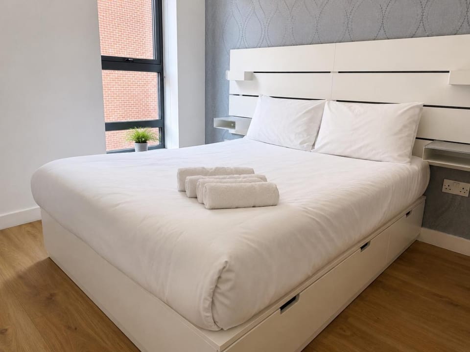Bed, Bedroom, towels