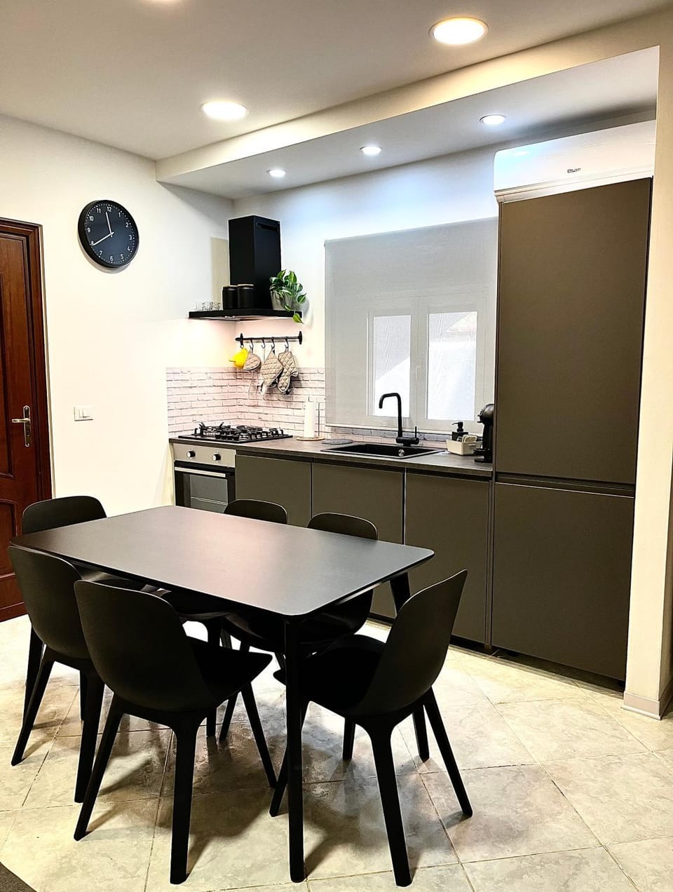 Kitchen or kitchenette, Dining area, oven, stove